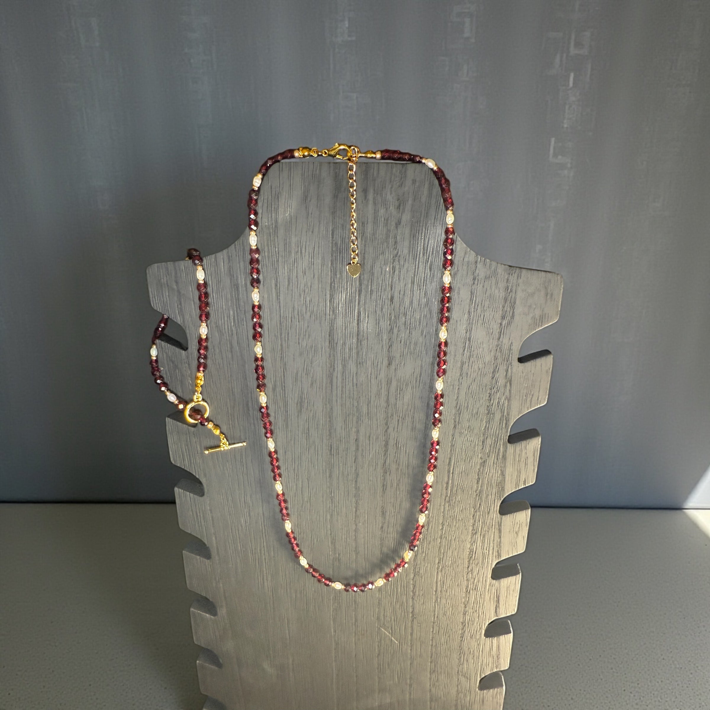 Radiant Elegance: Garnet and Freshwater Pearl Jewelry Set